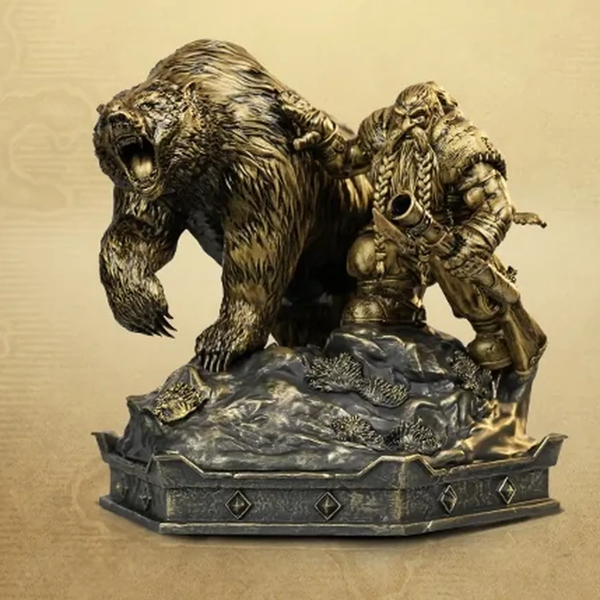Goldfarbene Statue eines Zwergenjägers mit Gewehr neben einem brüllenden Bären auf einem Felssockel